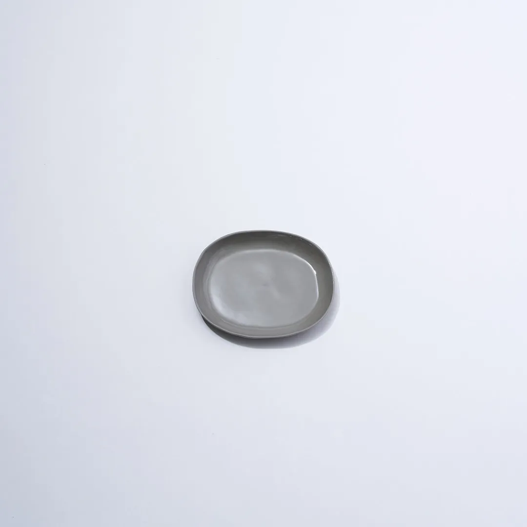cloud_oval_plate_dove_gre_3.webp Marmoset Found Ceramics | Plates | Cloud Oval Plate Dove Grey (S)